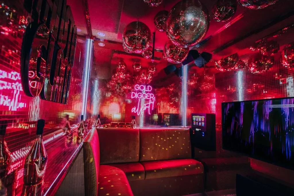 Vivalyte’s dynamic lighting adds a star-studded effect to The All Out Amsterdam’s 