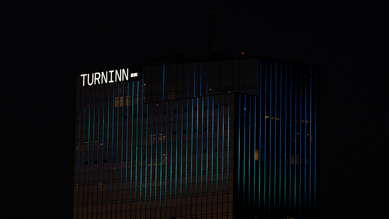 Linear façade lighting for Iceland's Smáratorg building 4025 LED Vivalyte